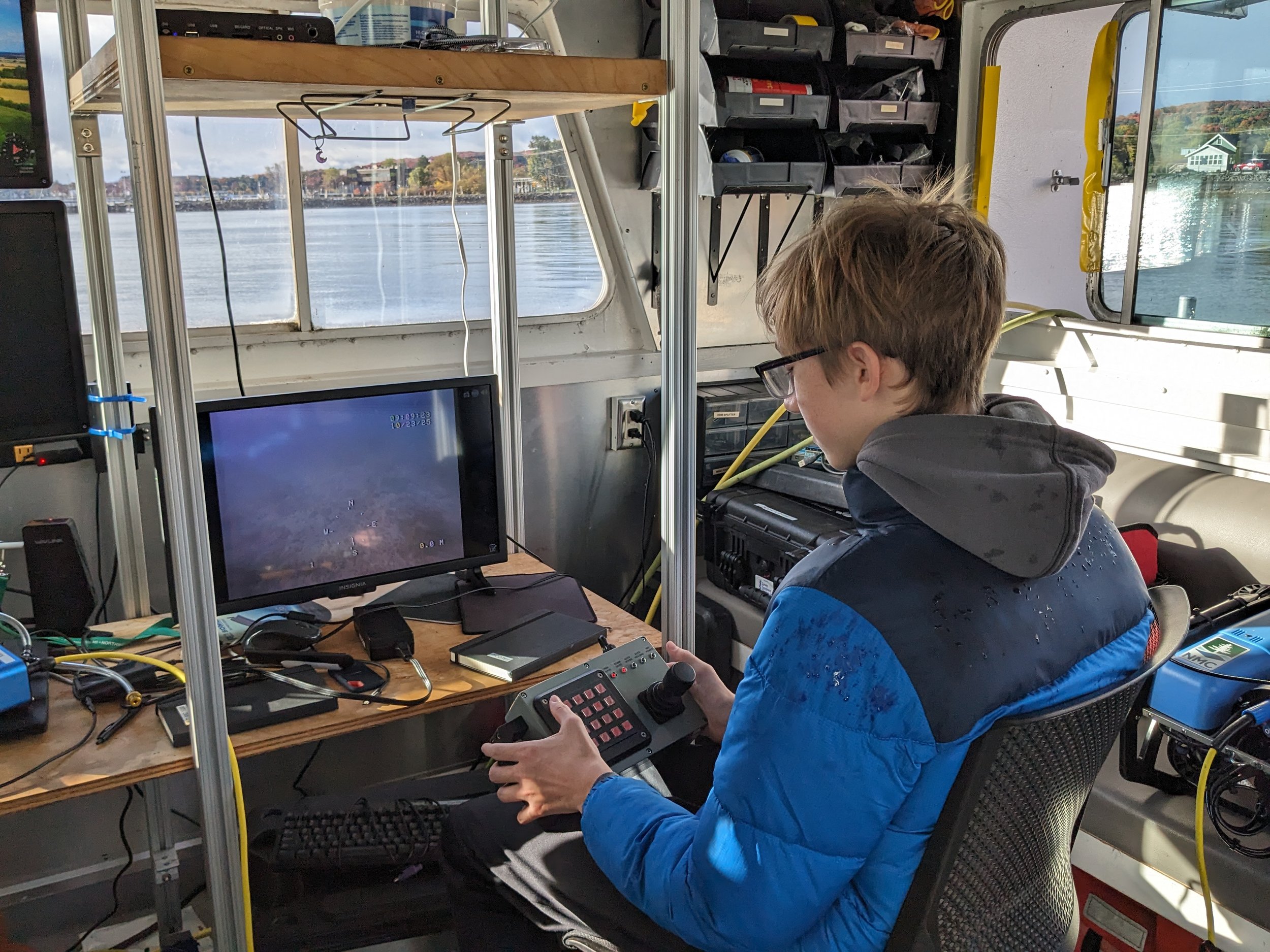 Student uses controller and video screen to steer ROV