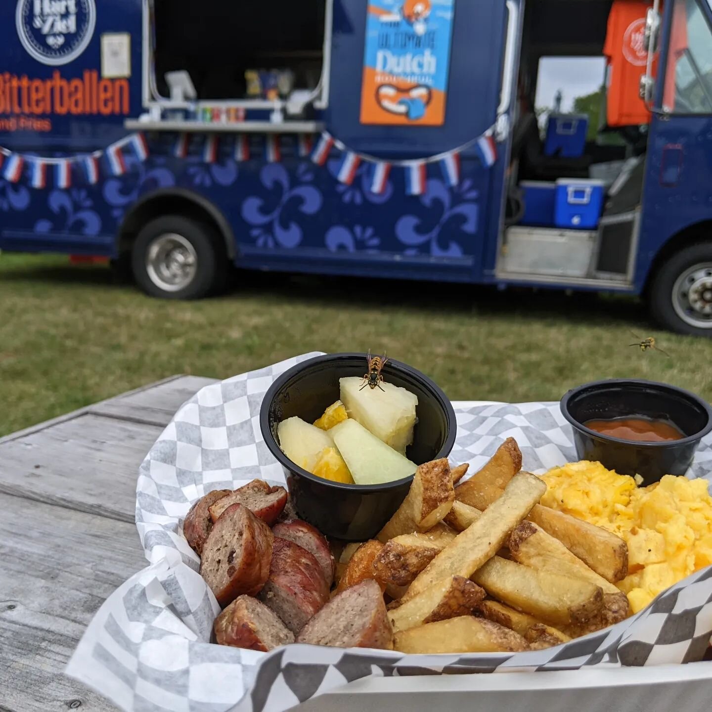 We're here and we're betting you're hungry! Come by for a hearty breakfast to help you plan your day @jalopyjamup! 

#glutenfreefoodtruck #breakfast #sohungry #startyourdayright #eggsandsausage #fruitsalad #jalopyjamup #rocktonontario #curryketchup #
