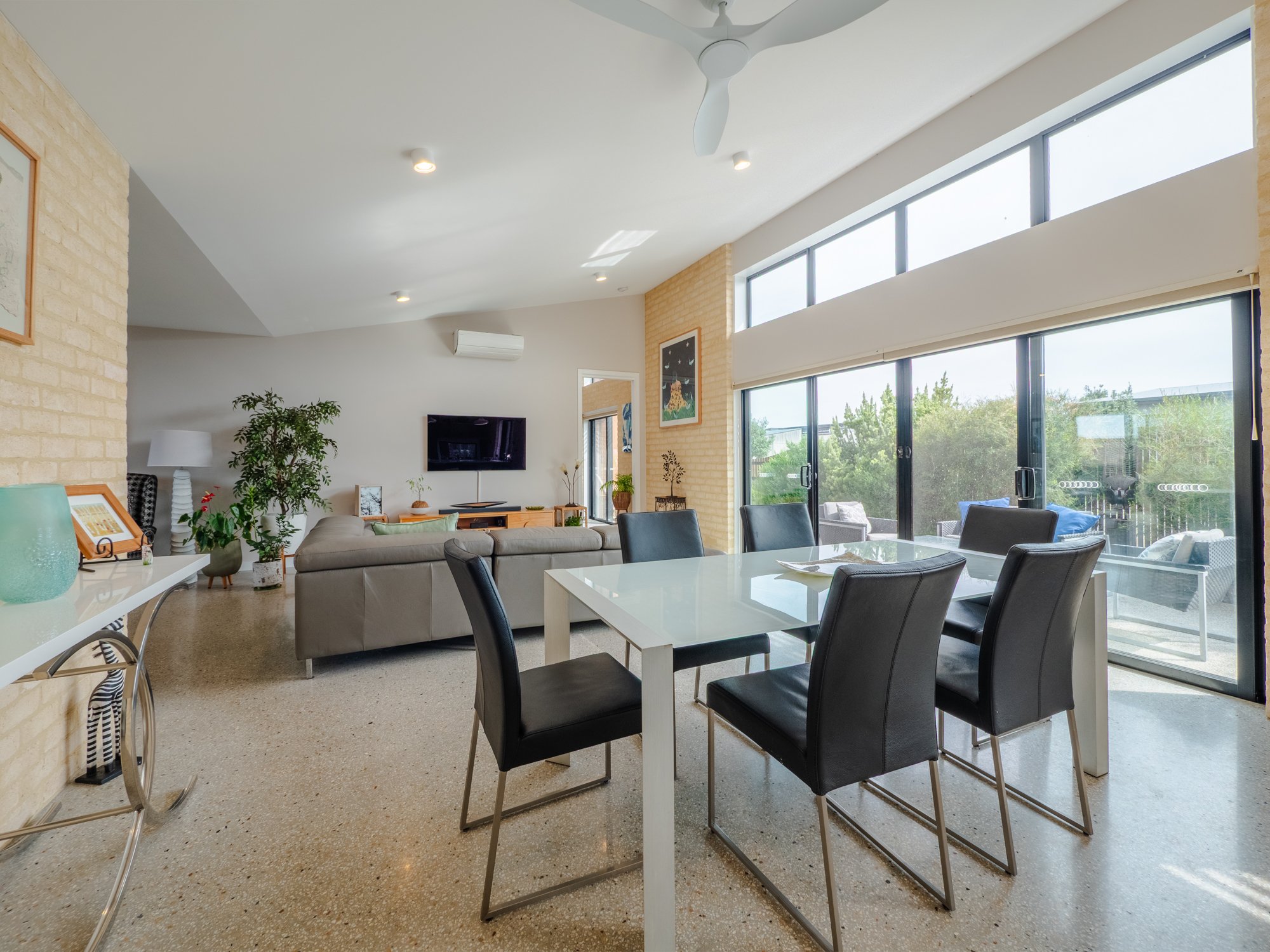 3. Lounge 20 Moonshadow Ave-17.jpg