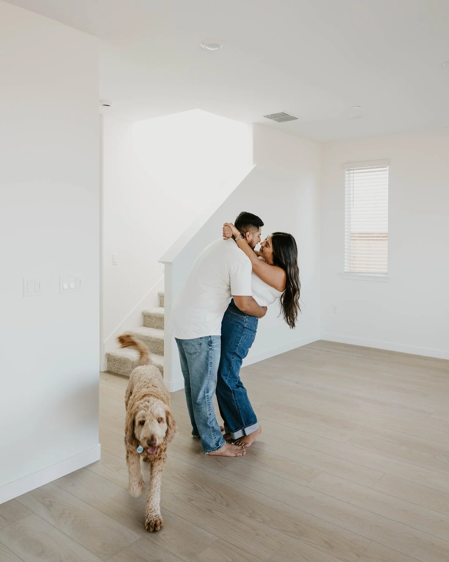 Home isn&rsquo;t just a place &mdash; it&rsquo;s a feeling (and it looks like this 🥹).

#InHomeSession #CouplesPhotography #LifestylePhotography #LoveStoryTold #HomeIsWhereTheHeartIs #CouplesInLove #StorytellingPhotographer #NaturalLightPhotography 
