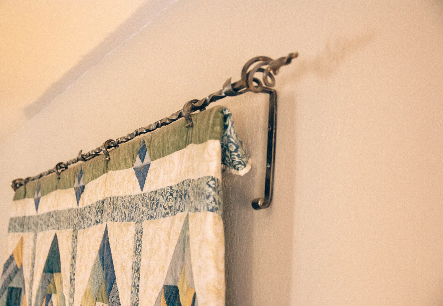 hand forged quilt hanger 3.jpg