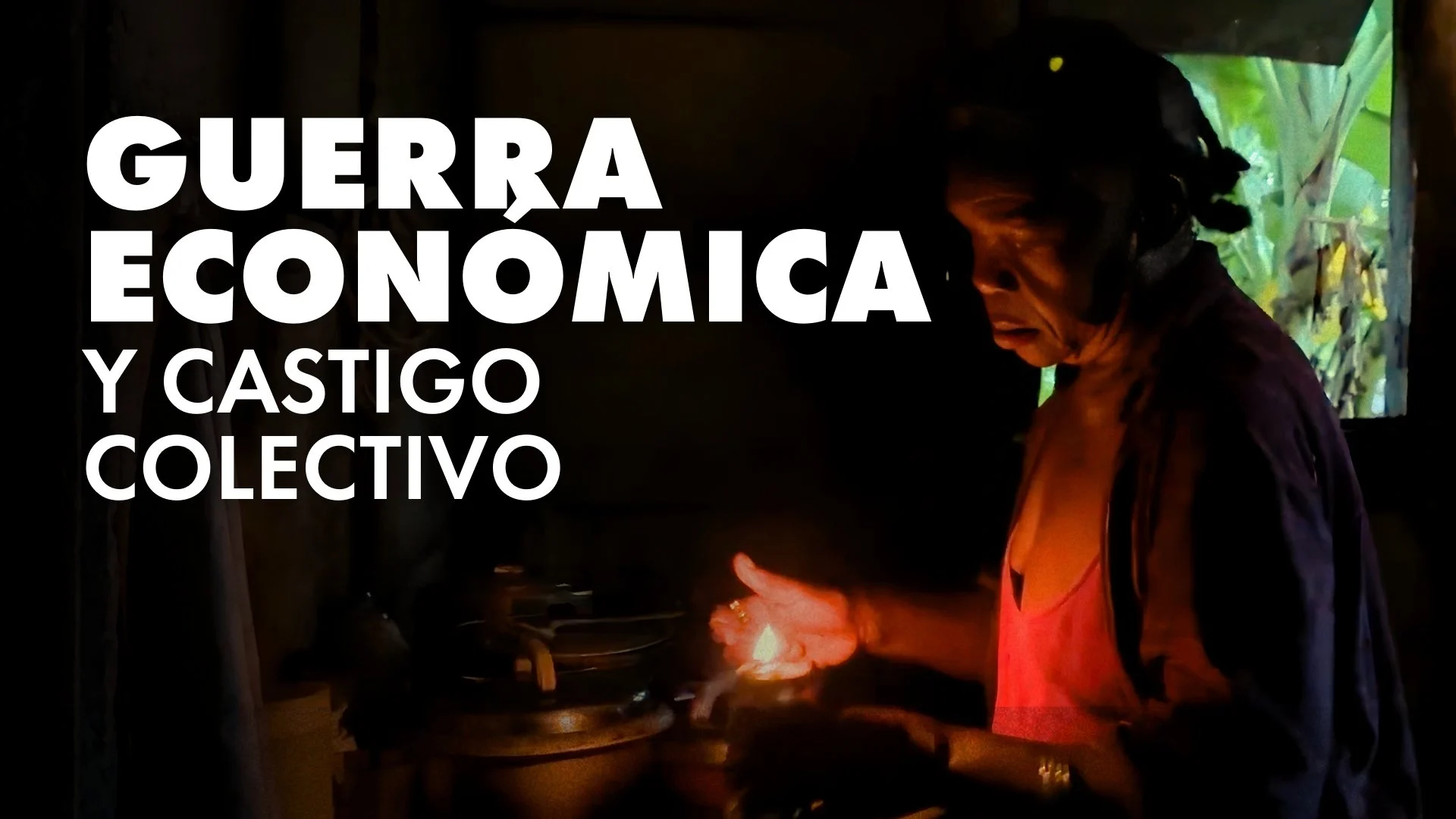 Cubana encendiendo una vela en medio de apagones