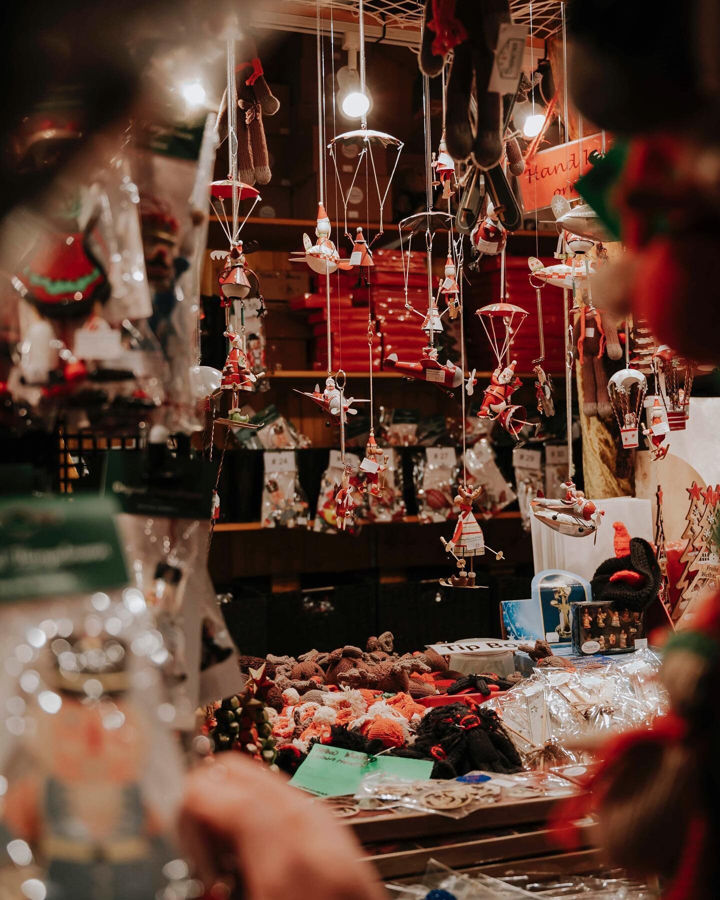 Have not started Christmas shopping. But this was a great place to start @chicago @thechristkindlmarket ..
.
.
.
.
.
#agameoftones #artofvisuals #createcommune #christmasphotography #folkgood  #globalcapture  #justgoshoot #livefolk #immigration #chic
