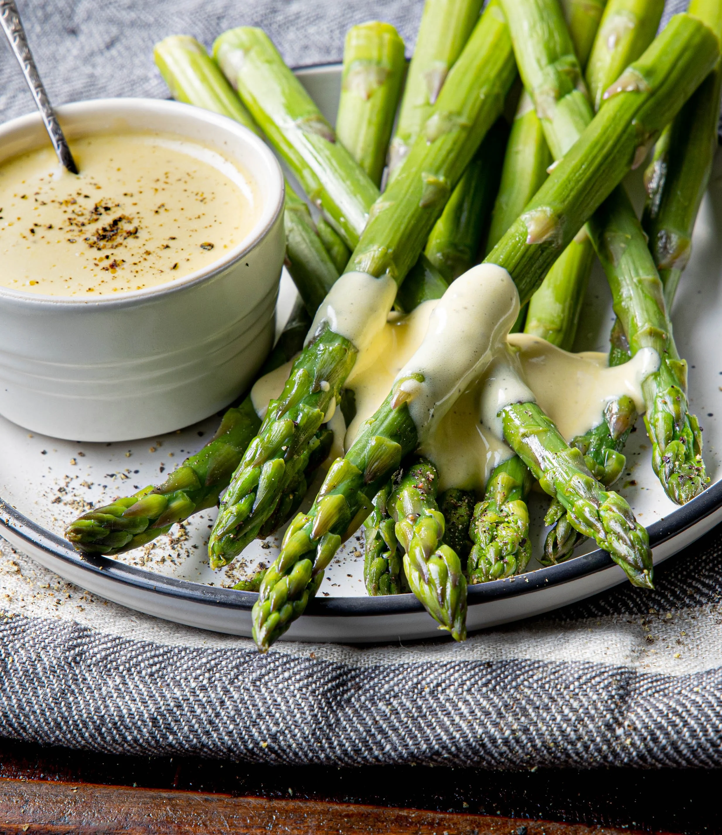 ASPARAGUS WITH MOUSSELINE SAUCE