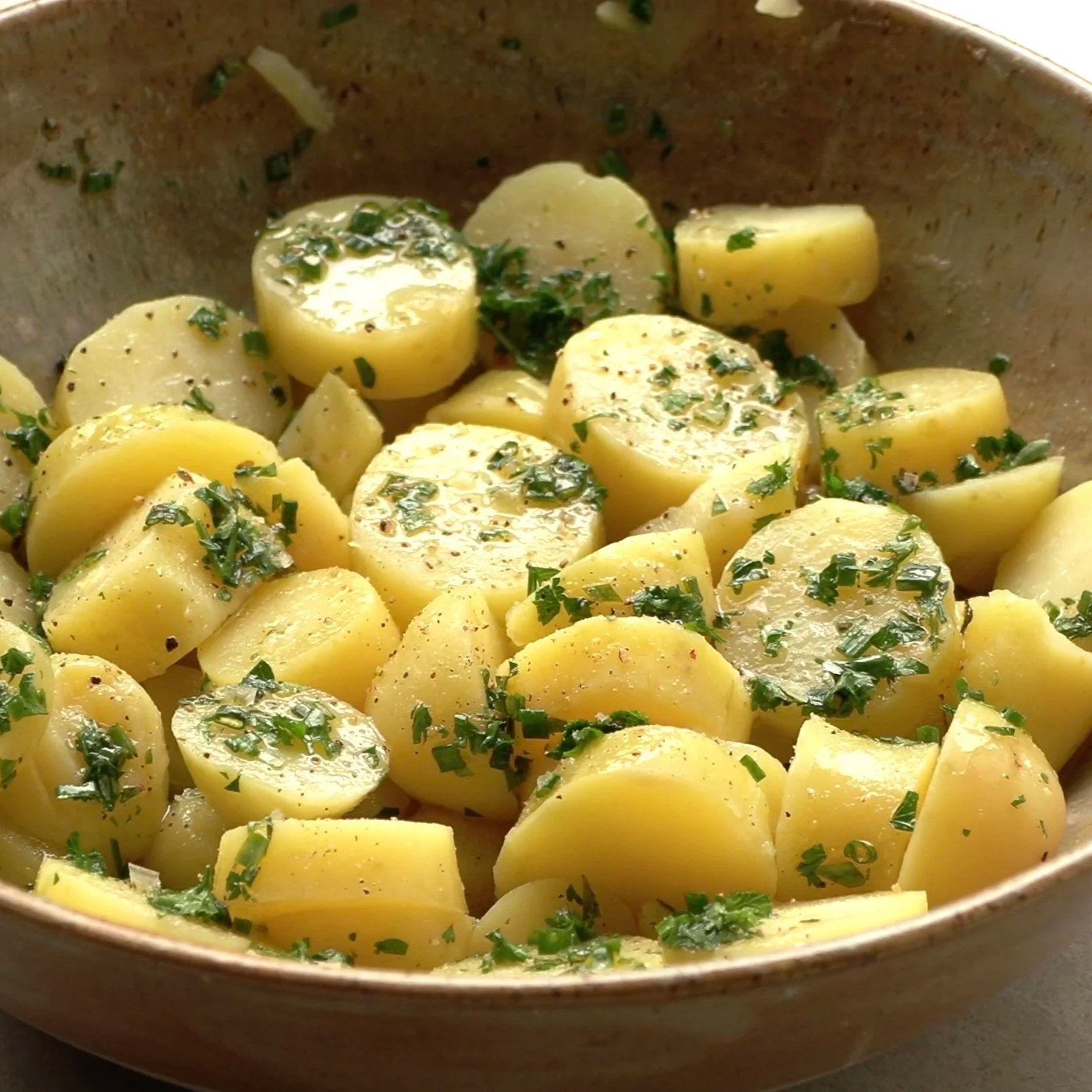 CLASSIC POTATO SALAD WITH WHITE WINE