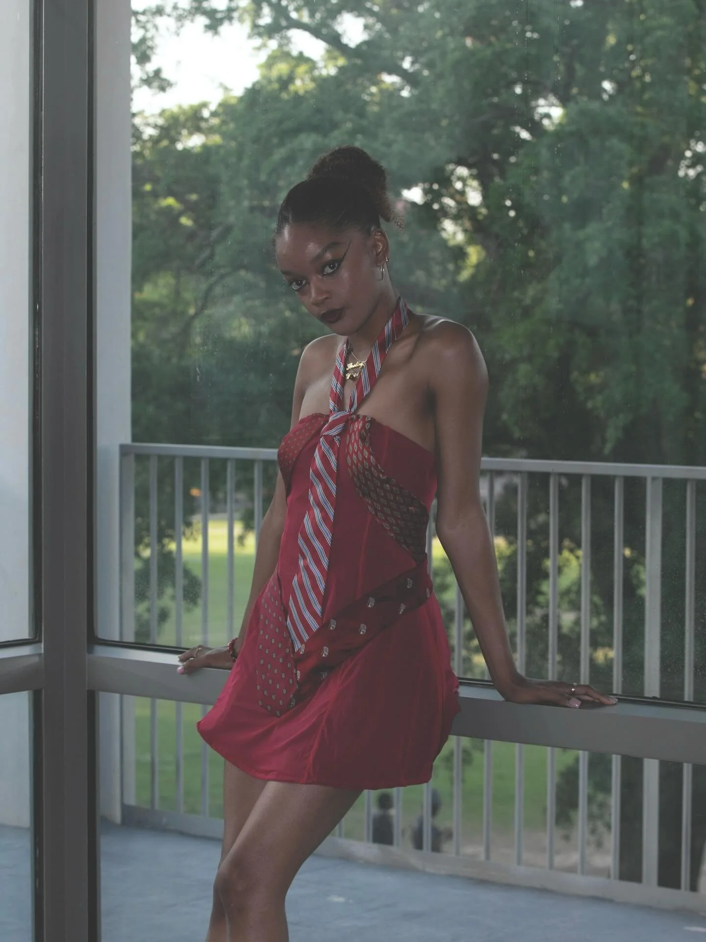 &ldquo;Red tie&rdquo; worn by Shelby

Photographers of the show: @annikapaulson @theharrietbrown
@elliee.b.photography
@abbeyelizabeth__