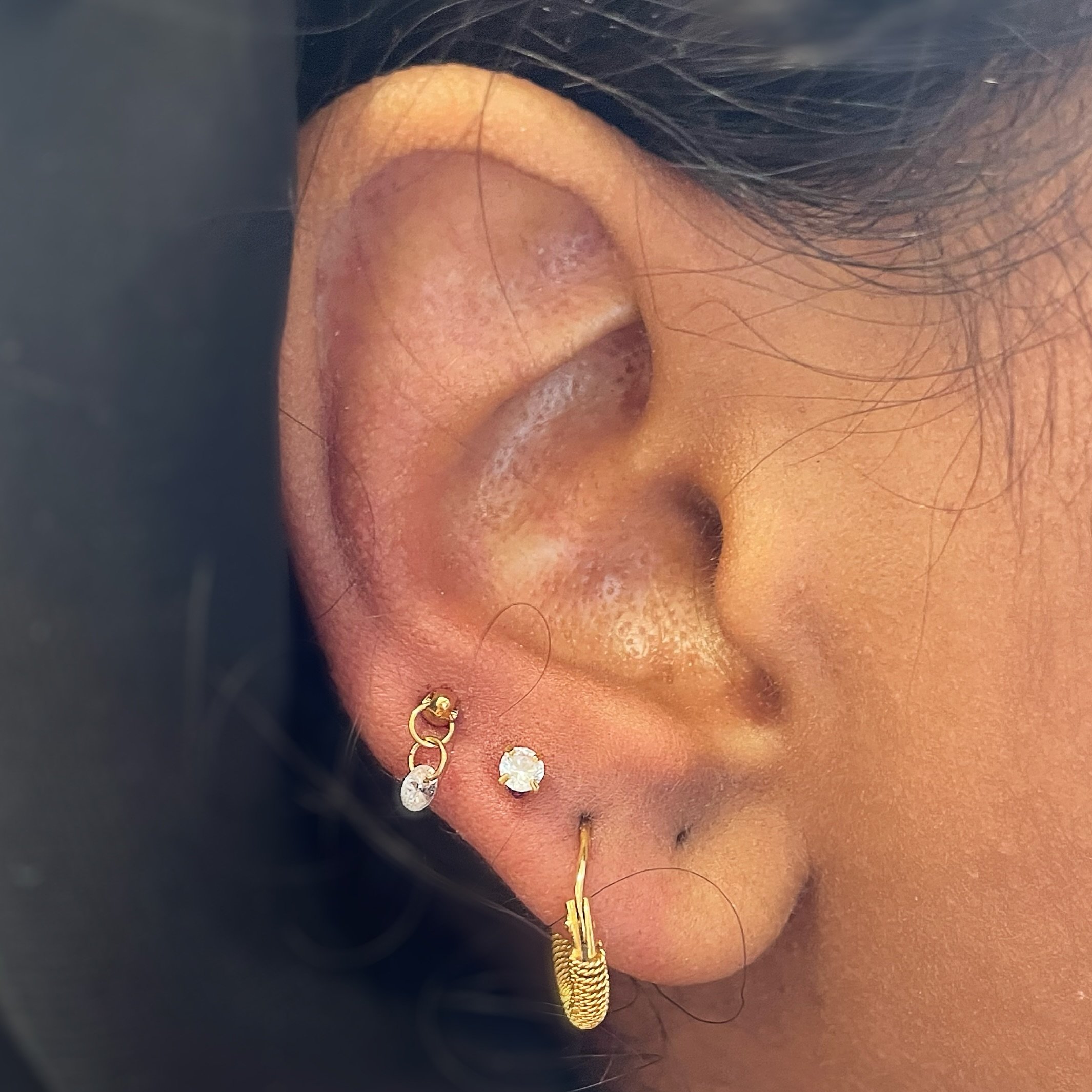 Ear Piercings 👂🏻💍

Two new upper lobe additions to this ear. 
Dangling jewelry and gold stud. 

📓TO BOOK WITH VANASSA :
Send a or www.studiovanassa.com

📍Studio Vanassa
💌 vanassa@studiovanassa.com
💻 www.studiovanassa.com 
📞 780-297-8030

#edm