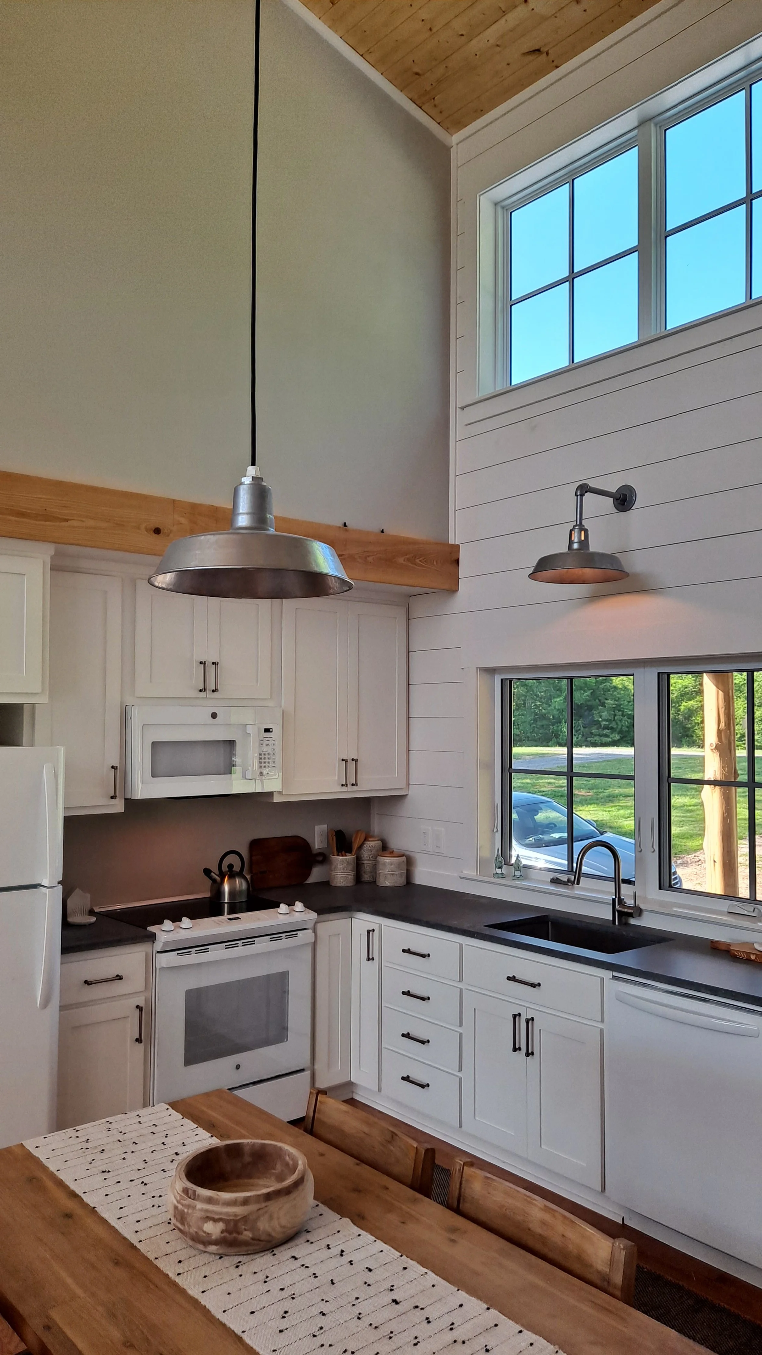 563 - Kitchen (NE cor).jpg