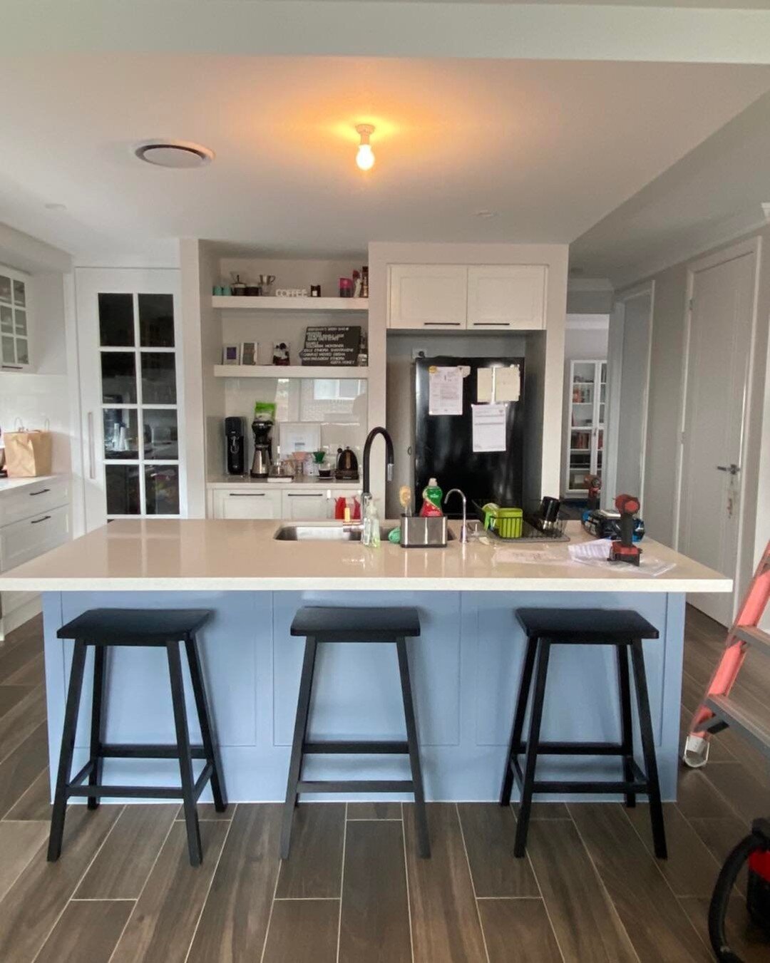 🤩 This stunning pendant light is a great feature that accentuates an already beautiful kitchen space. 🤩
#pendantlighting #kitchenlighting #localsparky