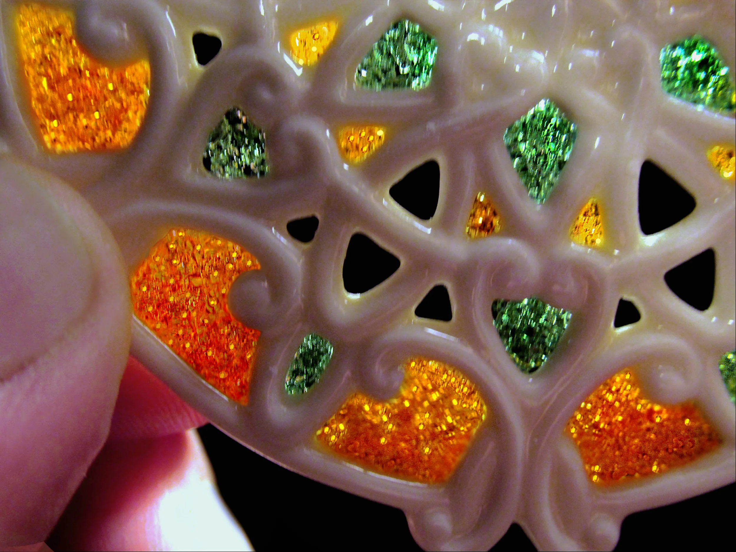                        PORCELAIN PLIQUE-À-JOUR™ Christmas Tree Ornament Detail  
                       