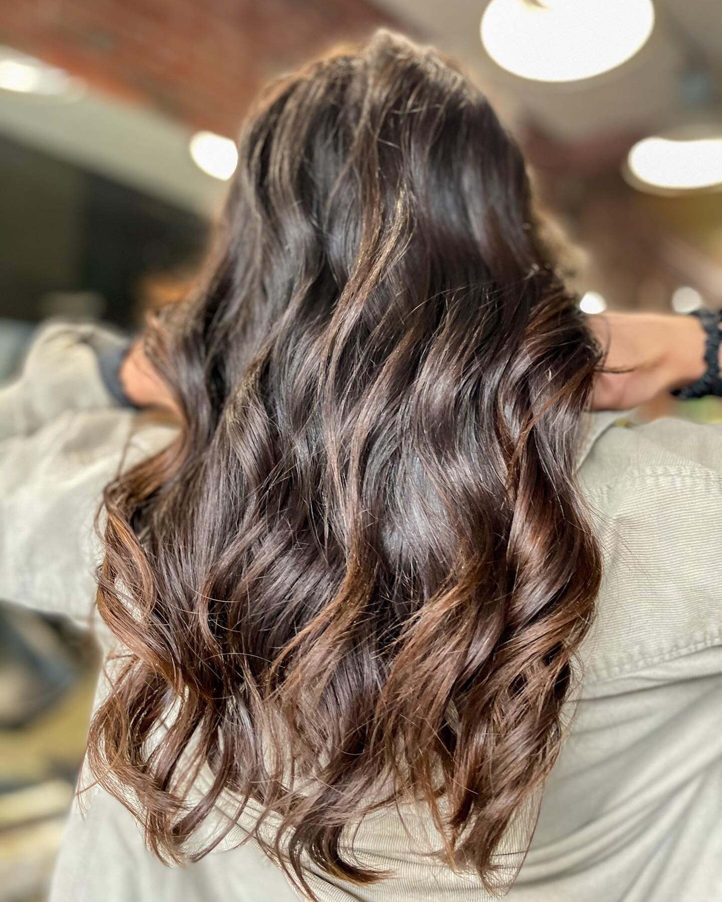 Would you believe it!? This look was achieved with the GHD rise. It took Mia about 30 minutes to complete the look. Swipe to see it in actions. ⁠⁠
Products used: GHD Curly Ever After Heat Protector, Aveda Pure Abundance Volumizing Hair Potion and Ave