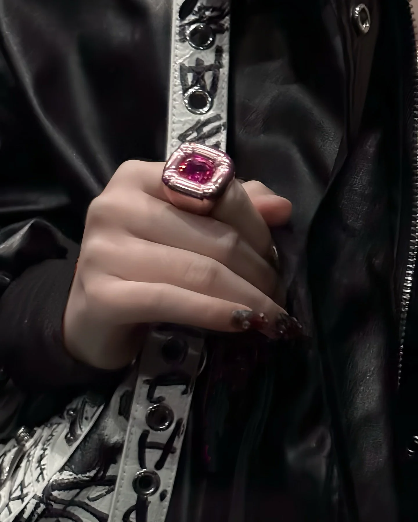 .
Jewelry: Dulcis cocktail ring @swarovski
Bag: Le Cagole Graffiti @balenciaga 
#swarovski #swarovskiring #swarovskidulcis #pinkring #hand #handmodel #modeling #handstagram #handmodeling #jewelry #jewelryaddict #jewelrygram #hands #handmodel #handsho