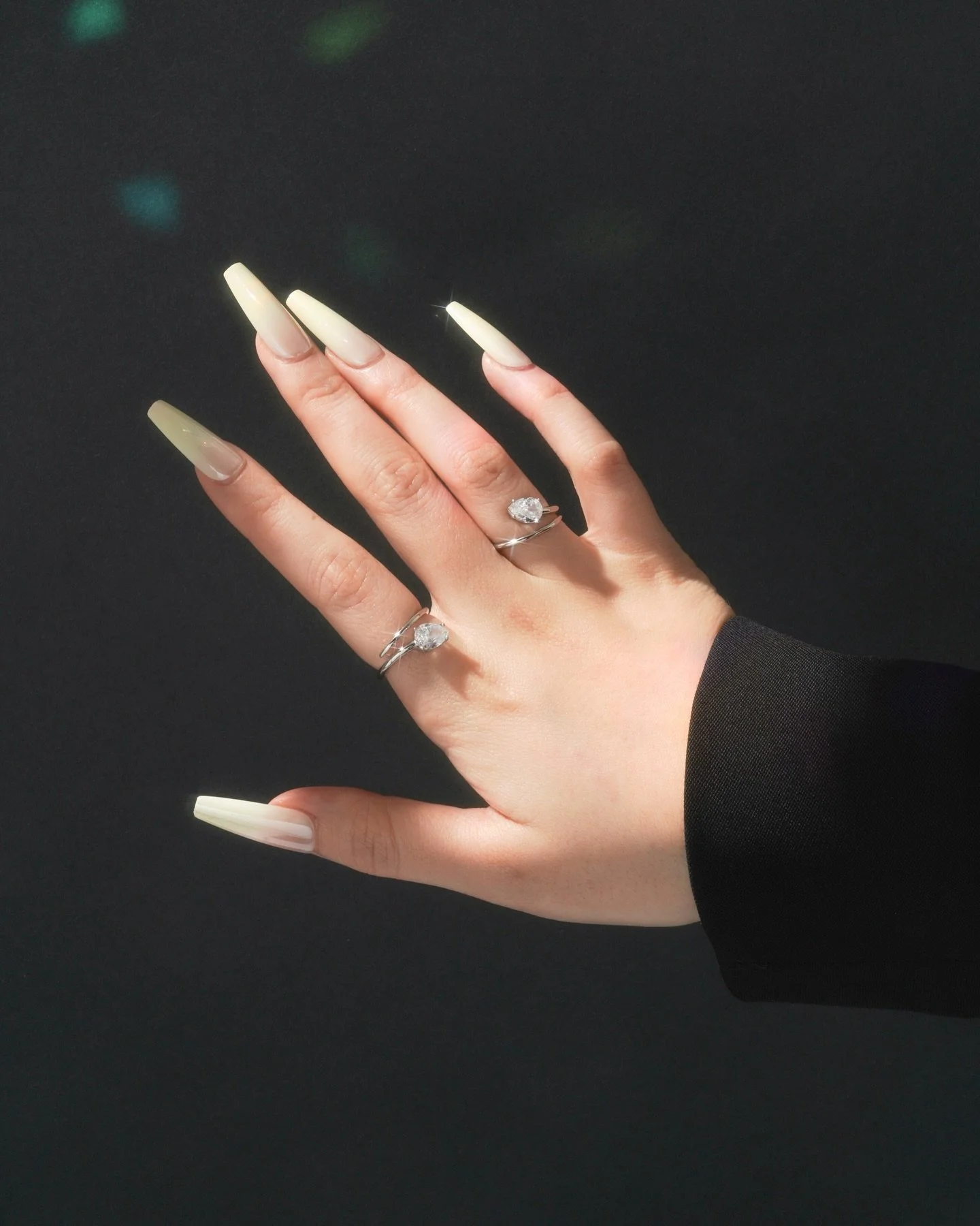 💍Ready-made: SHOOTING STARS✨SILVER
#handmodel #modeling #handstagram #handmodeling #jewelry #jewelryaddict #jewelrygram #hands #handmodel #handshooting #nails #nailsmodel #losangeles #california #nailstagram #handstagram #hand #nails #nailstagram #r