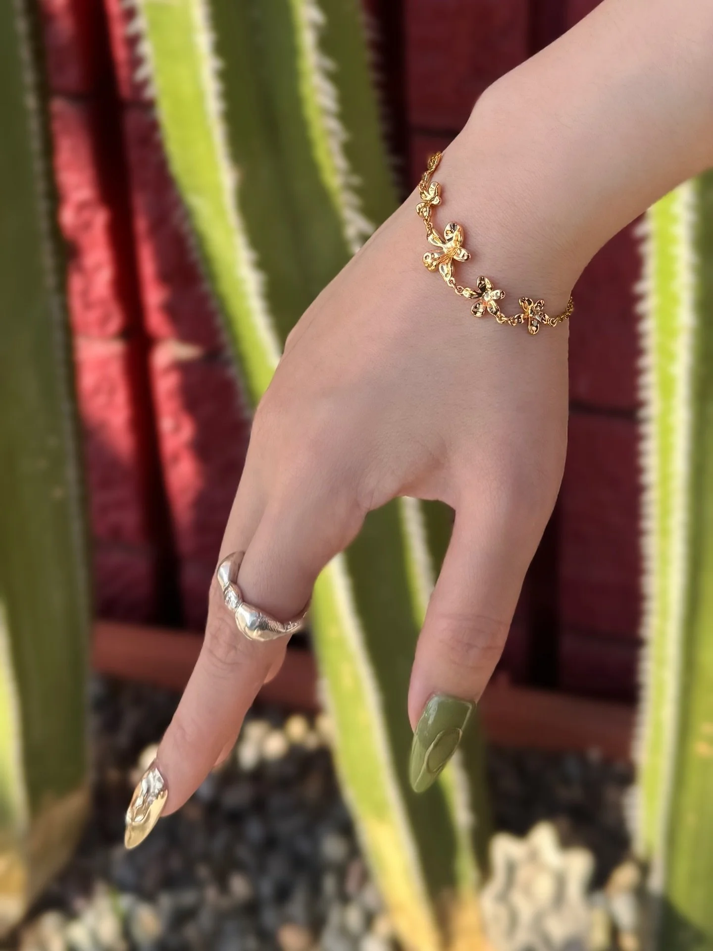.
Ring @souliverse.studio 
Bracelet @slidejewels 
#handmodel #partsmodel #jewelry #goldjewelry #ootd #instajewelry #fashionjewellery #jewerly #pressonnails #nails #bracelet #losangeles #cali #california #calijewelry