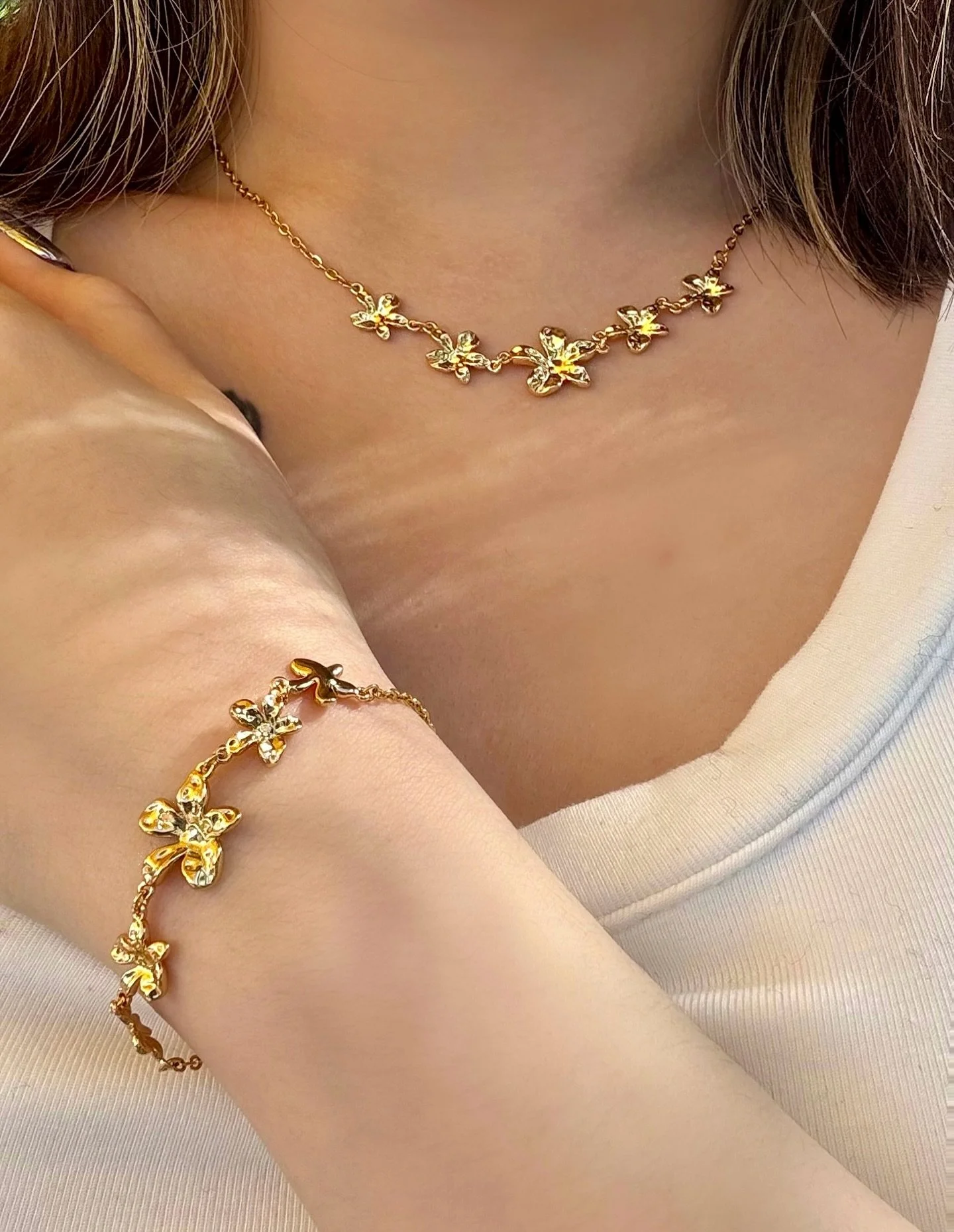 Summer vibes🌼 @slidejewels 
#handmodel #partsmodel #jewelry #goldjewelry #ootd #instajewelry #fashionjewellery #jewerly #pressonnails #nails #bracelet #losangeles #cali #california #calijewelry #summervibes #summer #summerjewelry