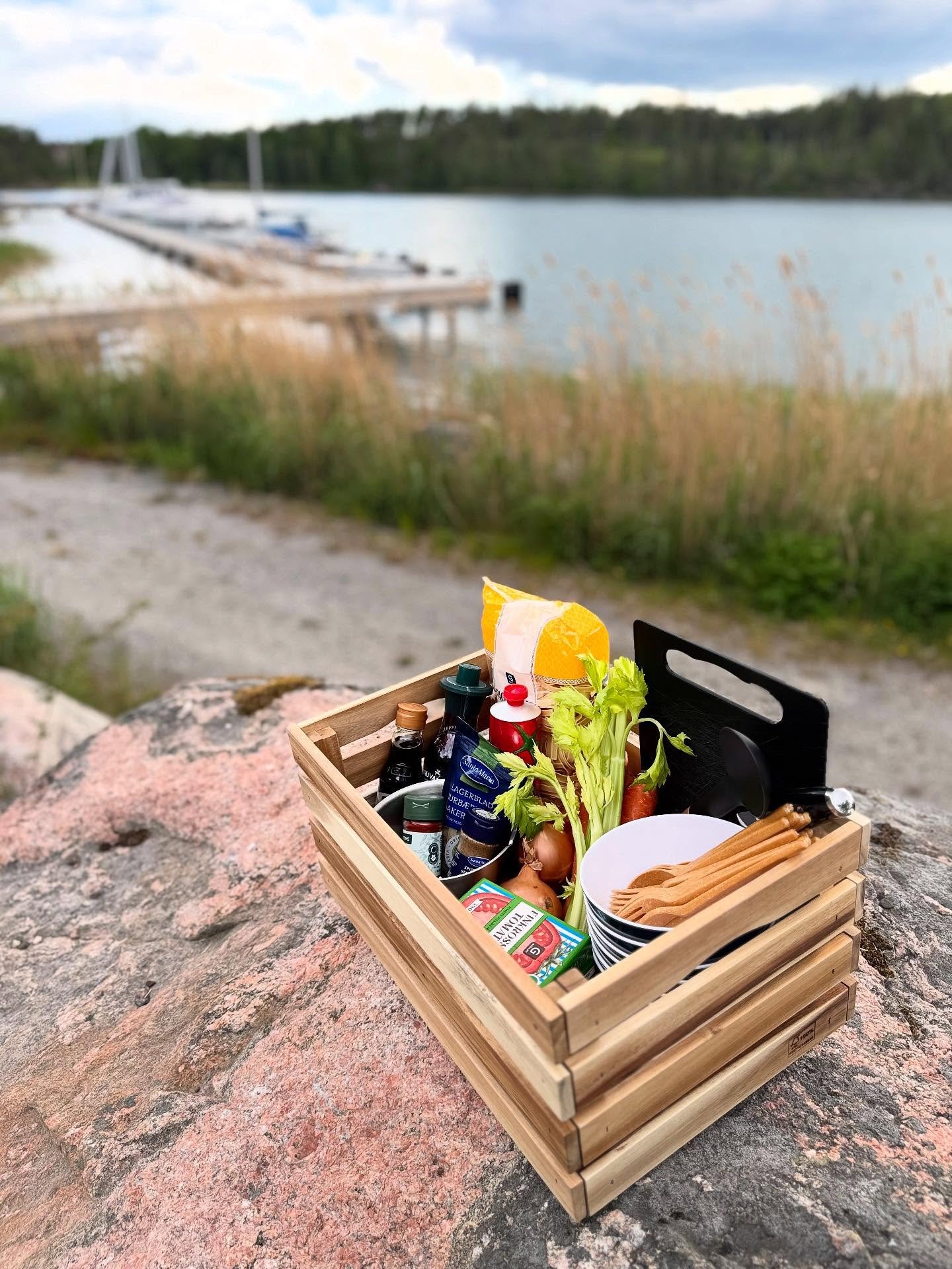 Vi f&ouml;rbereder morgondagens f&ouml;retagsbes&ouml;k. Bla ska 30 personer f&aring; laga mat till sig sj&auml;lva i gryta &ouml;ver &ouml;ppen eld 🔥. Det kommer smaka magiskt 👌.