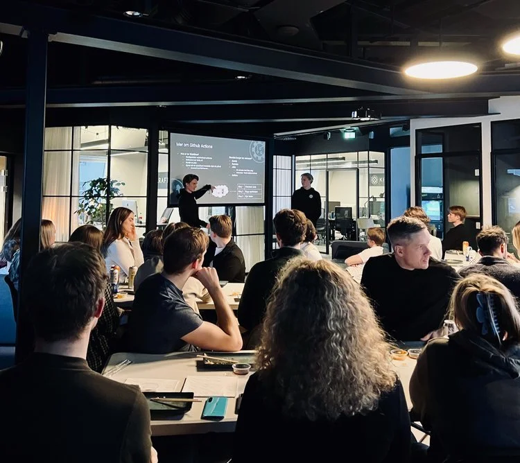 Bo og Pål fortel om Github Actions i kontorlokalene til Kraftlauget