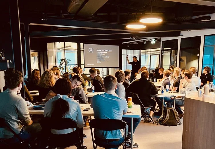 Geir Magne og 40 studentar i kontorlokalet til Kraftlaugetom korleis det er å jobbe i Kraftlauget