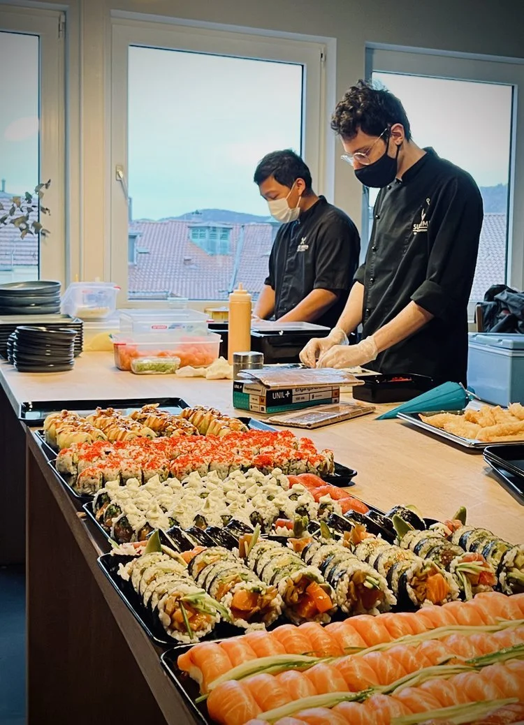 Bilde av sushiservering i kontorlokalet til Kraftlauget