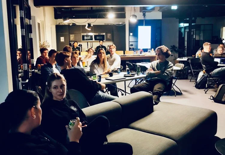 Bilde av stundentar samlet i Kraftlaugets lokaler