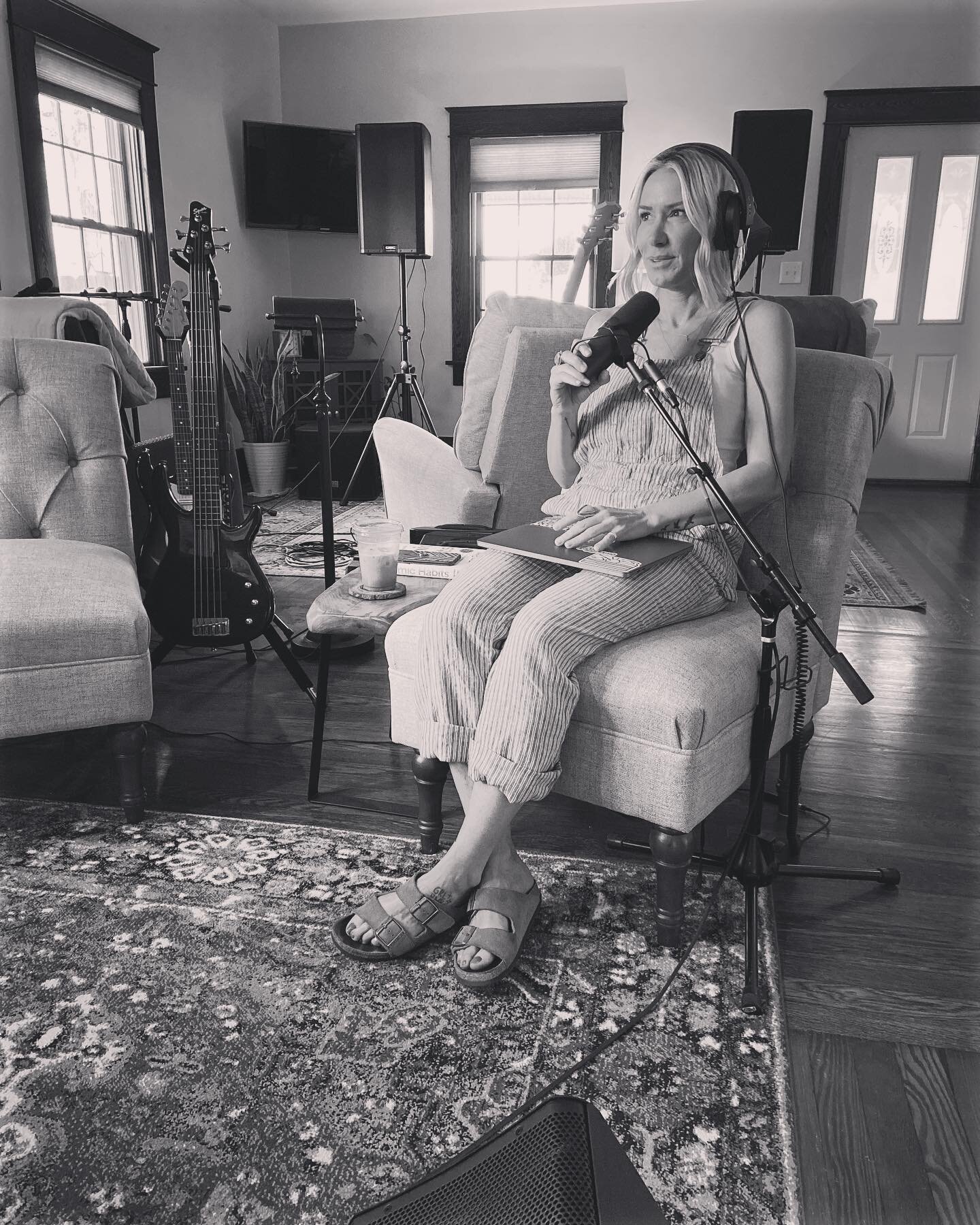 👋🏼 Here’s me. Kendra. 👩🏼‍🌾
Recording Love+Light Podcast at my pod pahtnah Ashley’s house. 👯‍♀️ @ash_pod123
We have so much fun with this whole process.
From start to finish.
Planning our topics✅
Reading emails asking for