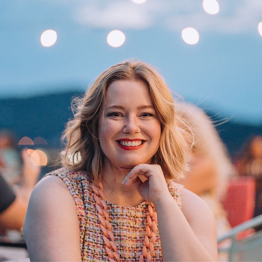 Hi, I&rsquo;m Liz! Let&rsquo;s do an intro, shall we? 👋🏼🤝🫂

A few tidbits about me:

1. I&rsquo;m a 34 year-old mom of two boys, and I love helping other moms reconnect to their fabulous. You matter! 💃🏼

2. I love Diet Coke and nugget ice 🥤🧊
