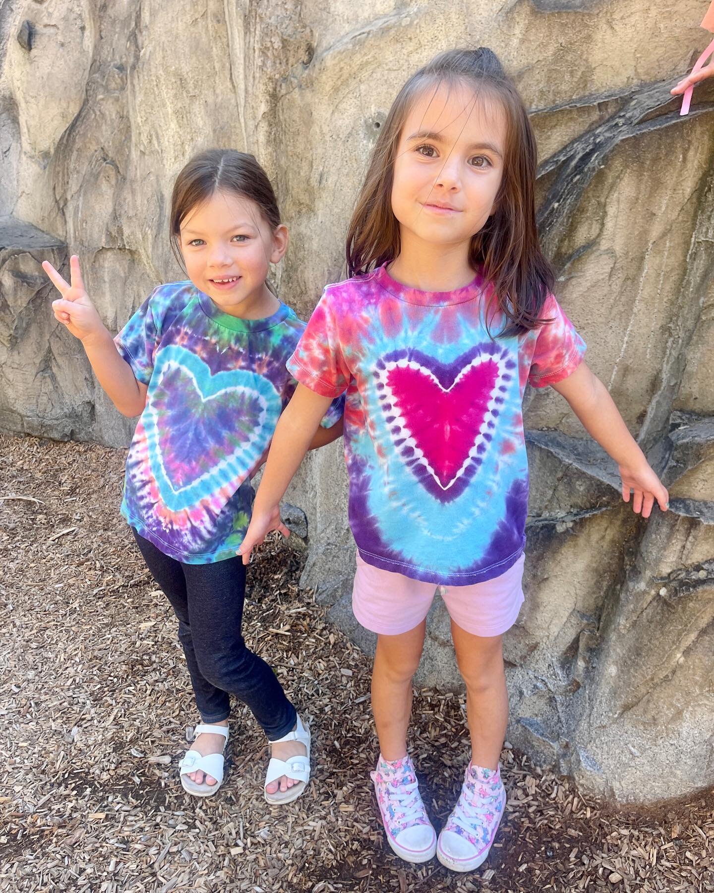 Love to see so many #atiedyeparty shirts out today! 😻🌈 

#funfridays #jaxhomeschoolers #livecolorfully