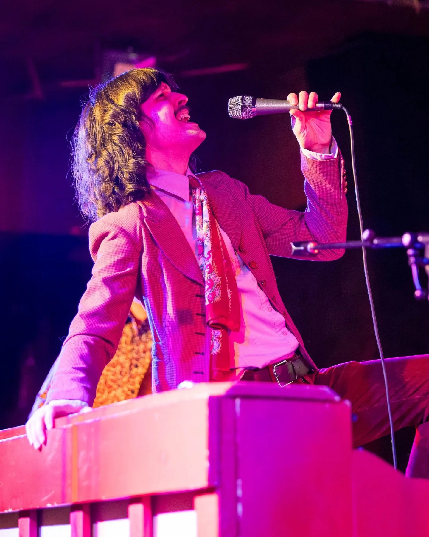 It's important to use proper posture when playing piano. 

~2/19 solo show at @thenestcollaborative 8:30pm
📷 by @bryan67thomas

#livemusic #singer #piano