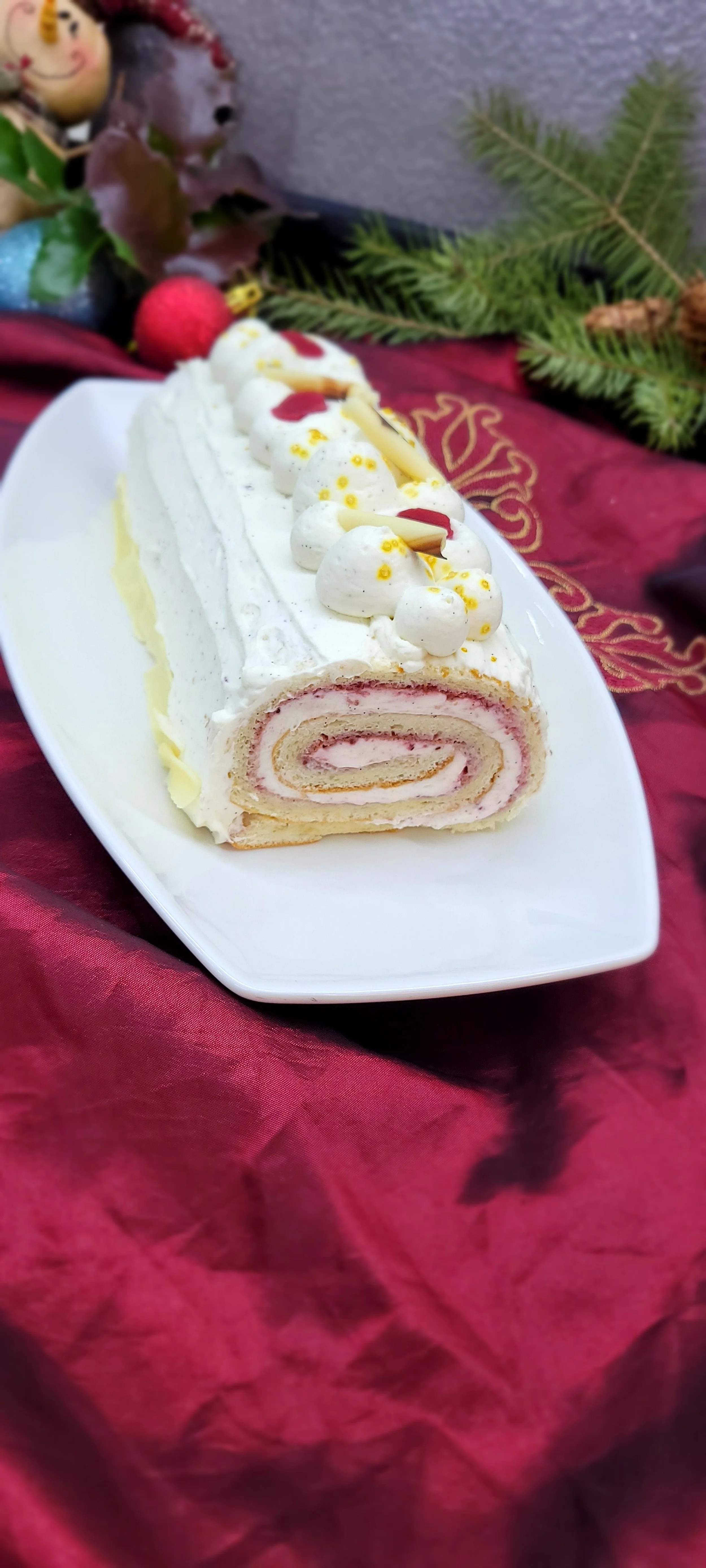 Bûche de Noël – Swiss Roll Vanilla Strawberry