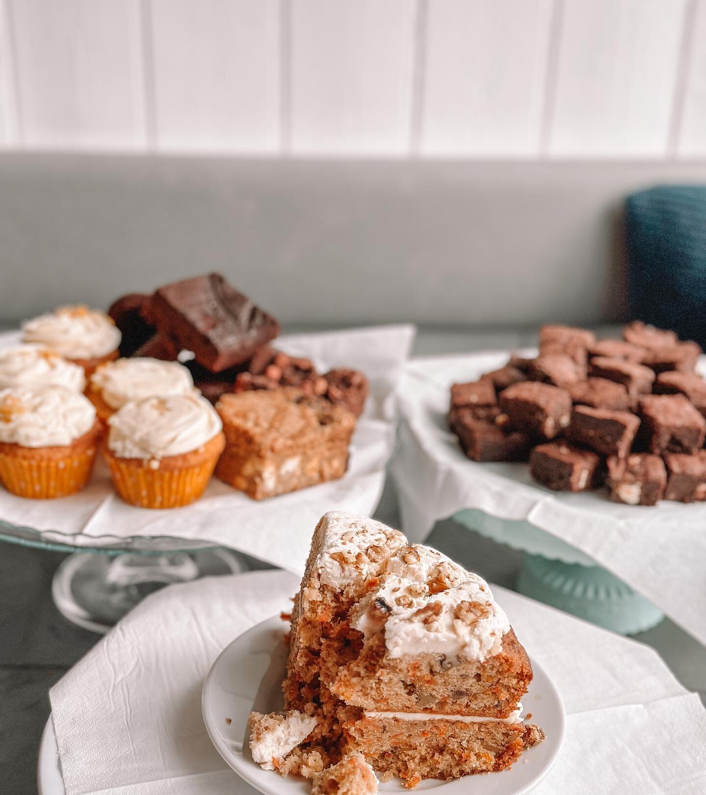 Did you know ALL of our bakes are freshly made here at The Gallery! Today we have; 

🍋 Lemon Cupcakes 🧁 Blondies 
🍫 Chocolate Tray Bake 🍫 Chocolate Brownie Bites 🥕 Carrot and Walnut Cake 🍰 Rocky Road 💙
.
.
.
.
.
#TheGalleryCoffeeHouse #TheGall