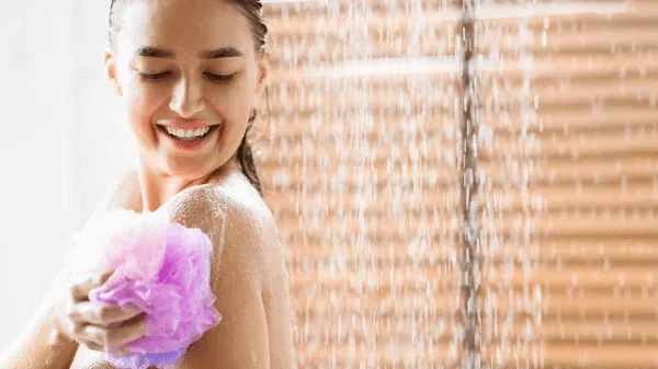 How to smell good all day naturally: The 2026 guide for women