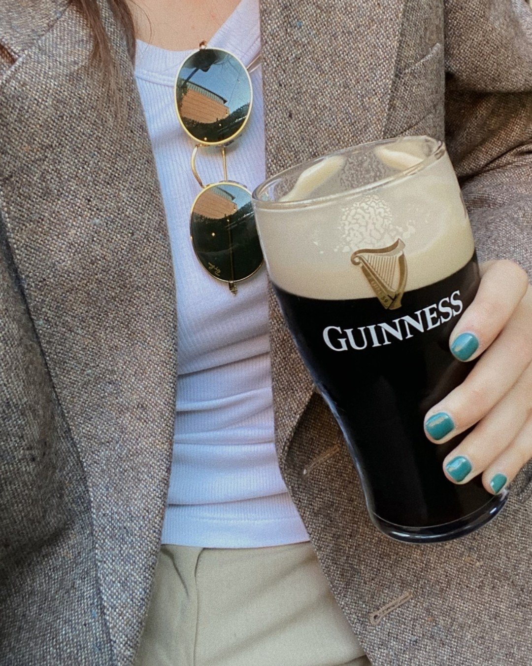 Come watch sports at @biminis1975 this weekend! 🏈🥇

With a 220-inch screen, Bimini's is the perfect pub to watch sports at this weekend. Whether you're into the Super Bowl, cheering on Team Canada at the Olympics, or just there for the beer and foo