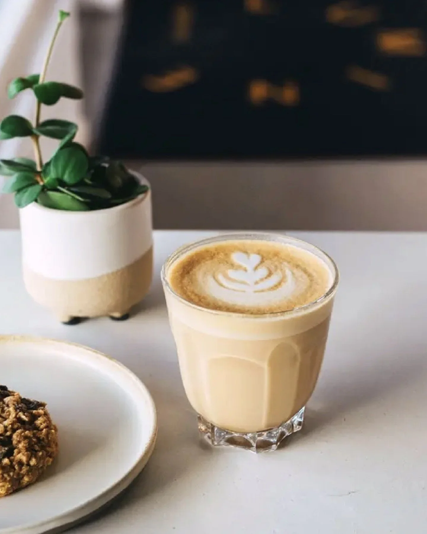 Only on West 4th: Lumine Coffee ☕️

Lumine Coffee keeps things intentional - small space, considered design, and a focus on quality over volume.

Expect carefully sourced beans, a tight, rotating menu, and baristas who treat coffee like a craft, not 