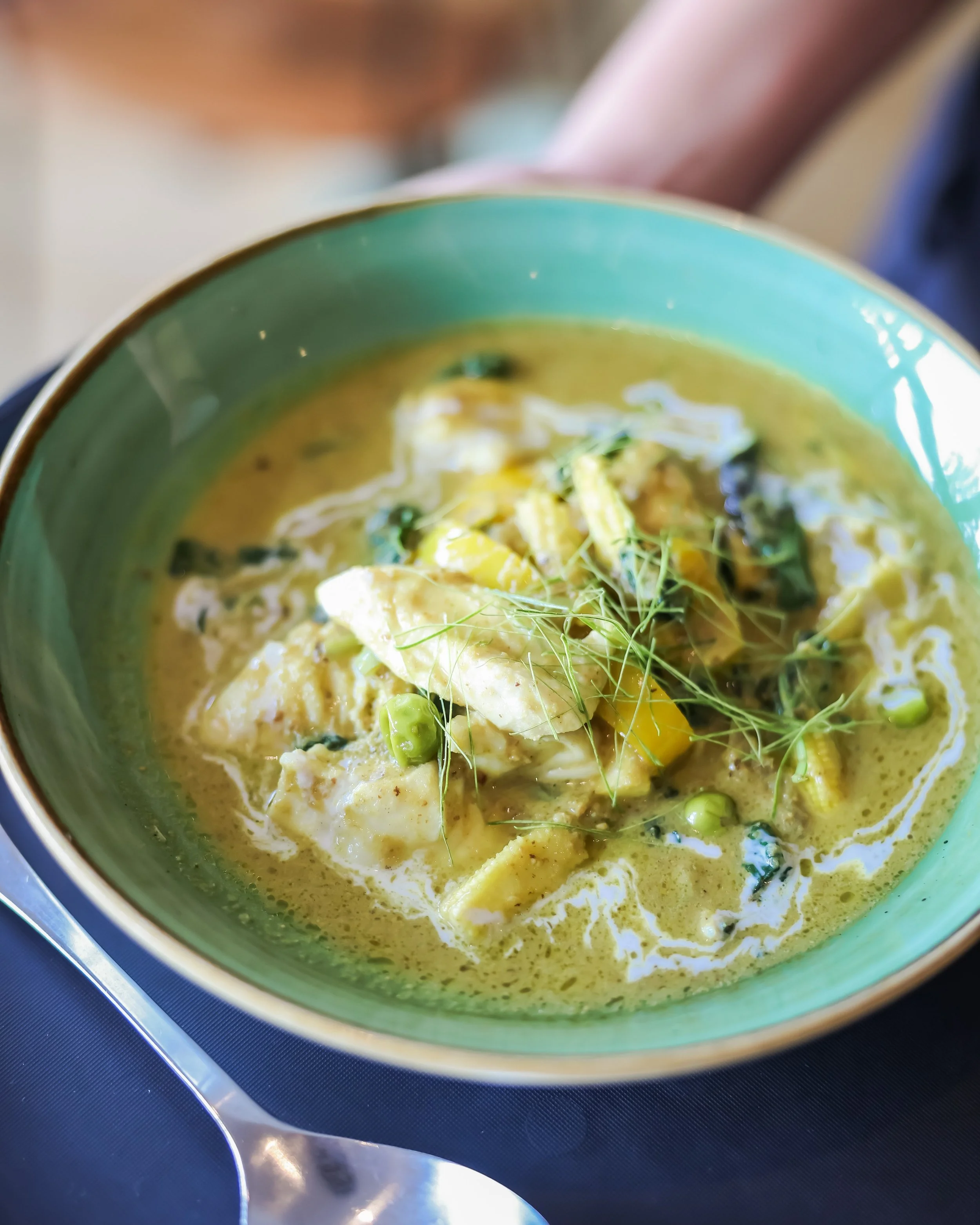 Fall Foodie Feature: What we're loving from @maenamrestaurant 🥘

PACIFIC HALIBUT GREEN CURRY - Locally caught fresh halibut, baby corn, Thai eggplant, Thai basil, aromatic green curry paste

HUMBOLDT SQUID PAD PONG GARI - Humboldt squid, asian celer
