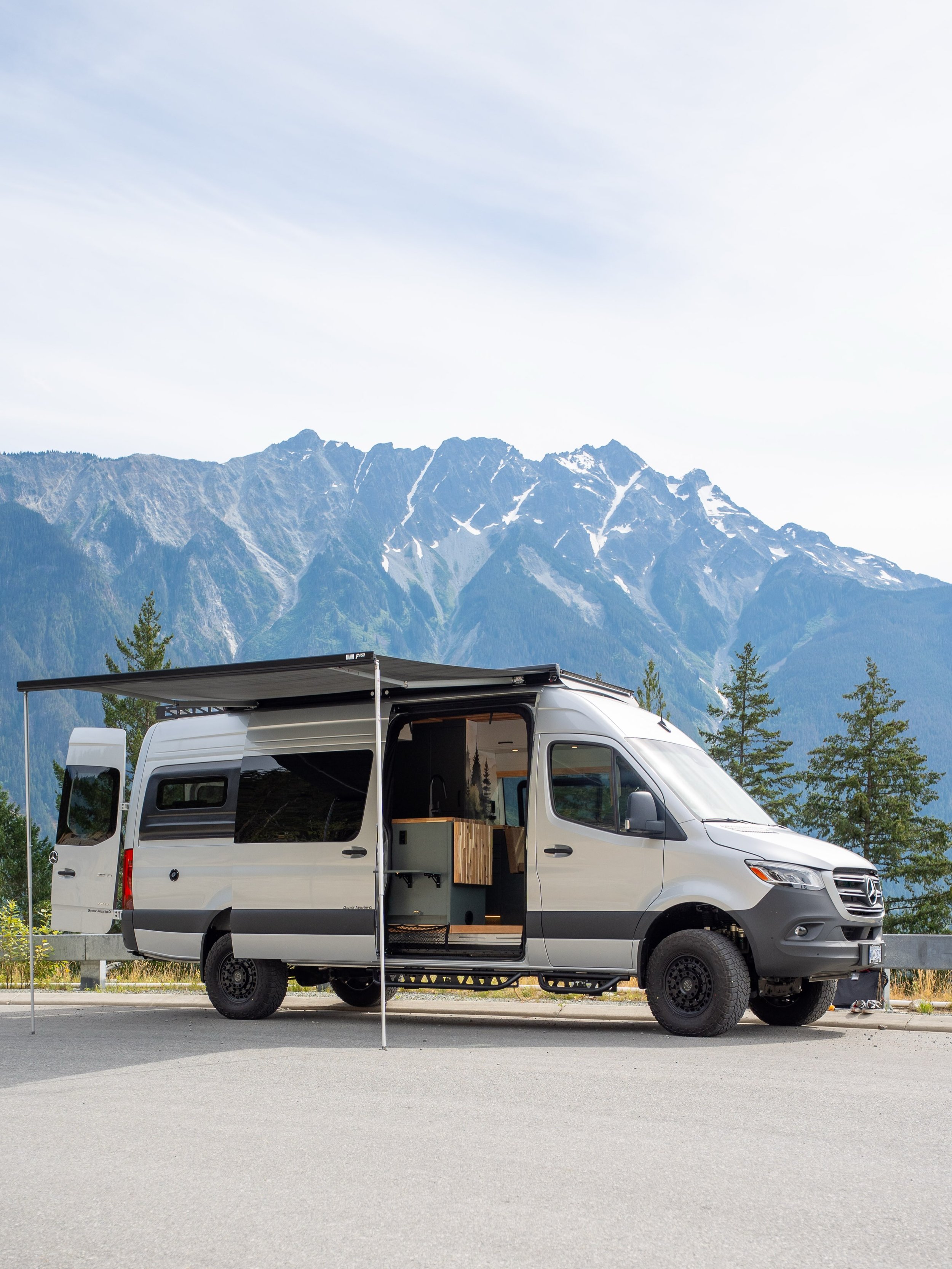 Check out our latest project! This custom 170 Mercedes Sprinter build was designed to make the most of every inch, featuring a bed lift, spacious kitchen, outdoor shower, and functional seating areas in both the front and back.

☑️ Bed lift for a spa