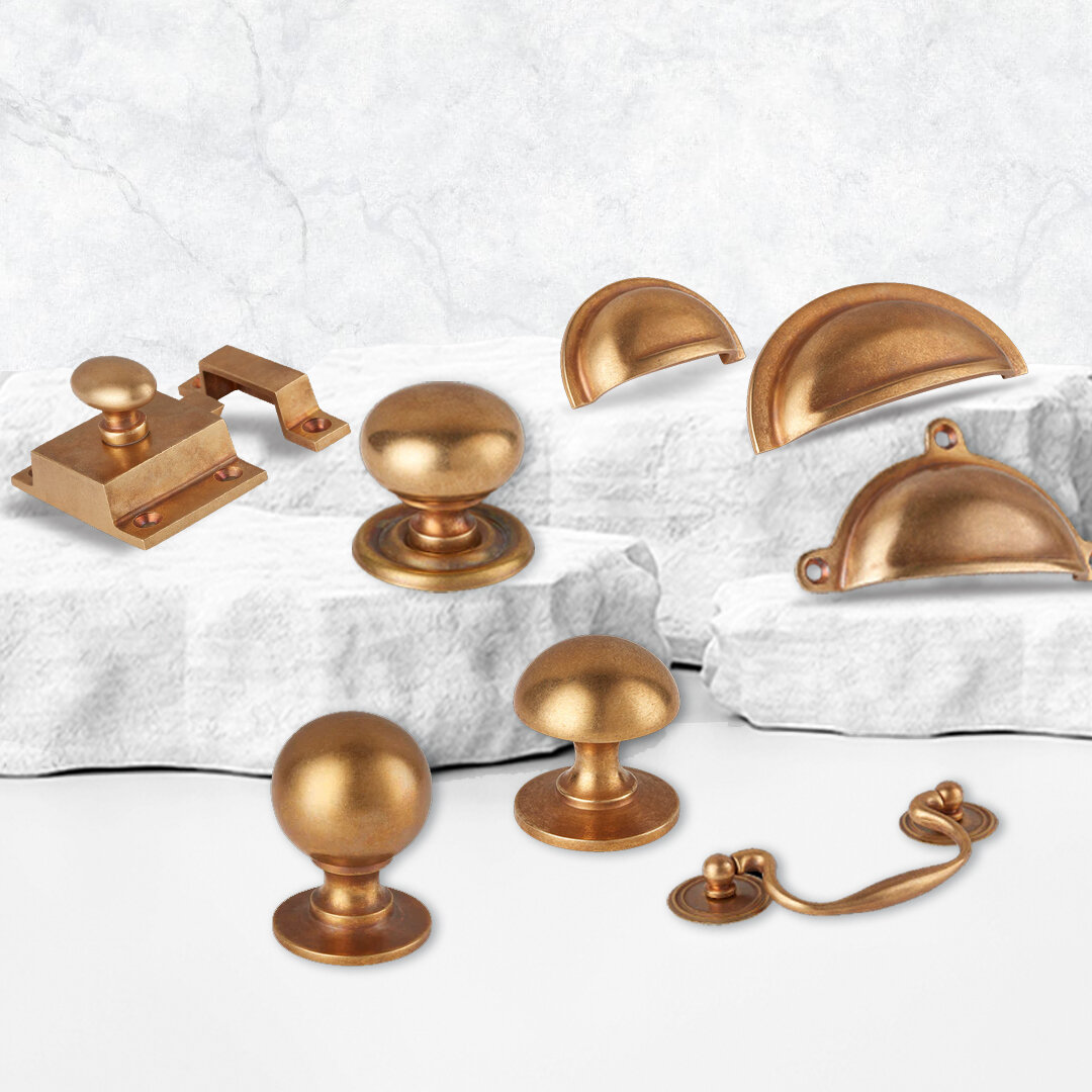 The epitome of luxury hardware design that captures the essence of the stunning English countryside. Cotswold's luxurious solid brass hardware collection by @armacmatin ✨🏡

#chicagobrassinc #armacmartin #cotswold 
#luxury #details #doorhardware #int
