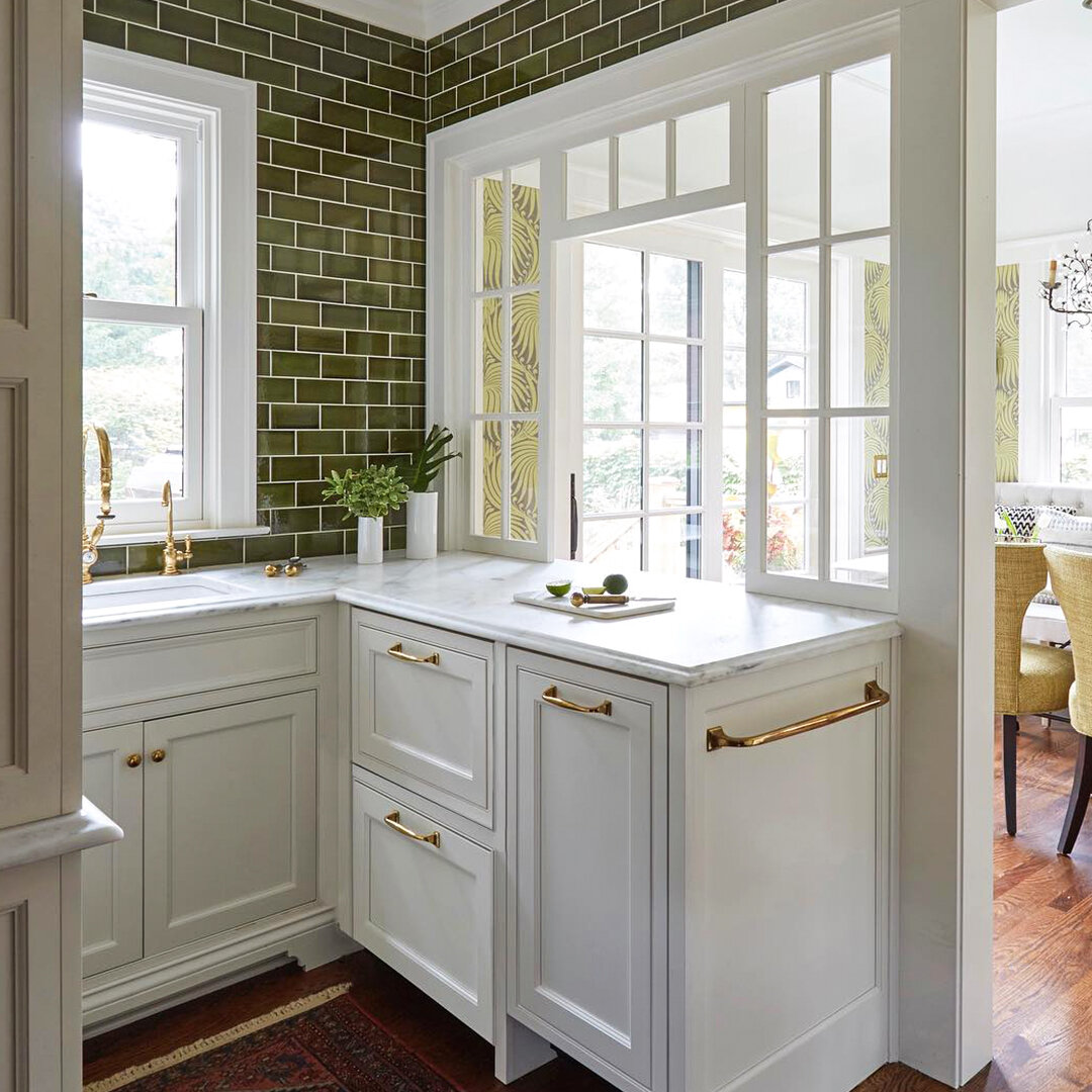 Green and brass - a match made in heaven! Check out this charming little butler's pantry nook. It's incredible how a few elegant touches can elevate any space. 

Interior @kitchenlabinteriors
Paint  @farrowandball
Faucet  @waterworks
  @waterstone_fa