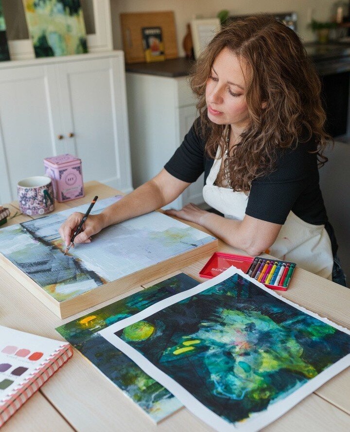 Shopping the QC friends, you have to check out @mctillotsonstudio! 🎨 Mary is a North Carolina abstract artist that paints lyrical, fleeting nature. ⁠
⁠
She believes that fine art is a beautiful way to connect your external environment to your inner 