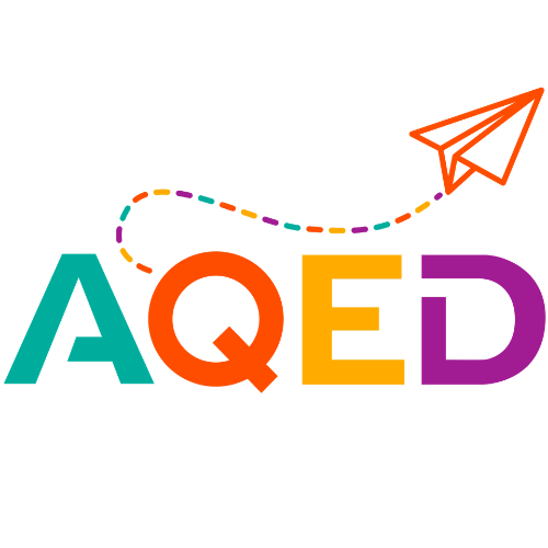 Logo avec un avion en papier coloré et le texte 'AQED' en lettres multicolores.