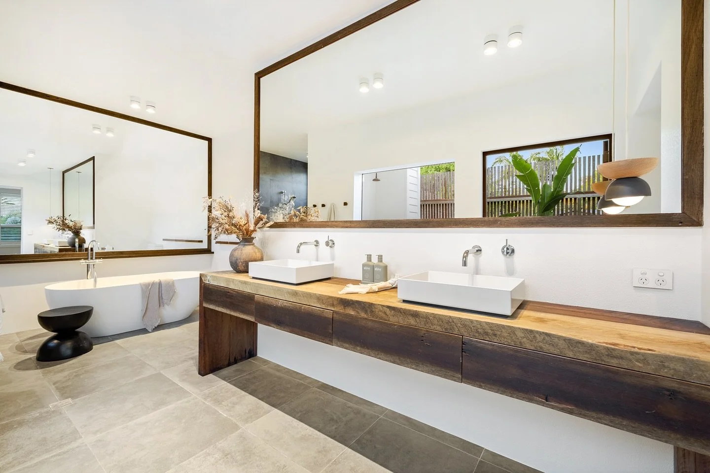 Project spotlight on &ldquo;Luce Bianco&rdquo;

We completed the internal and external caulking for this 4 bedroom, 4 bathroom home in Byron Bay.

Scope of works for joint sealing included bathrooms, toilets, laundry, kitchen, joinery, flooring, pool