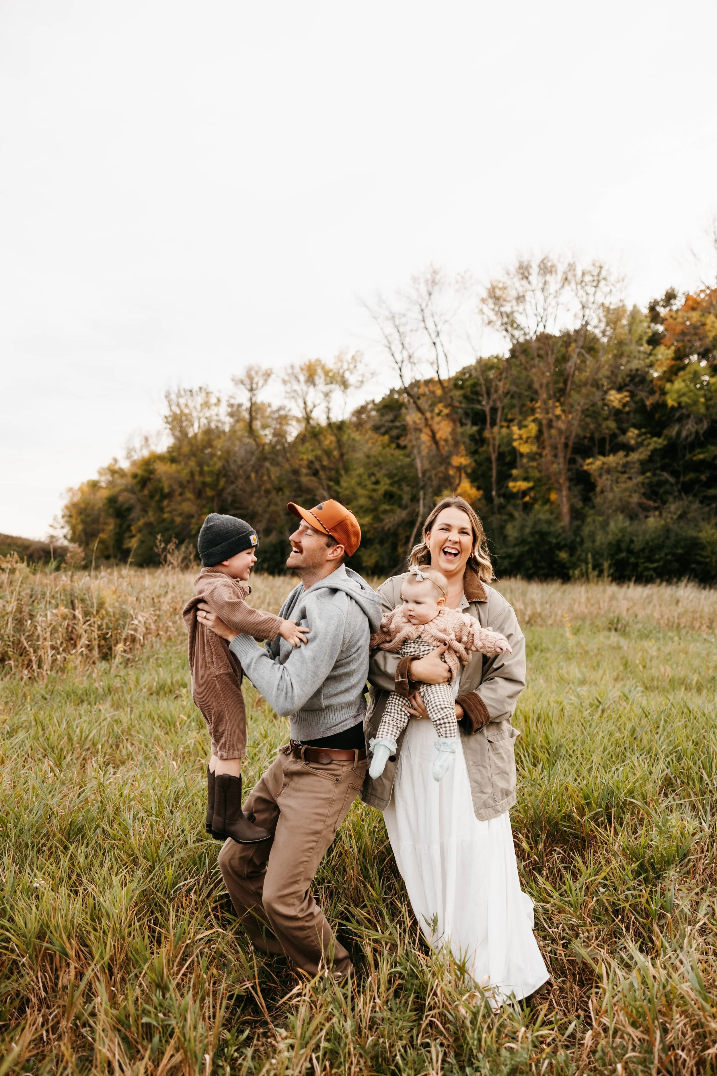Minnesota wedding photographer Lexi Ryan with family