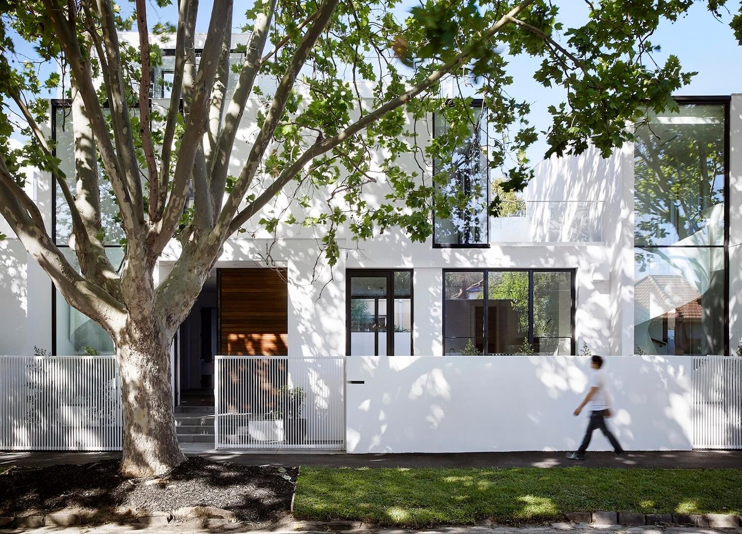 24 Classic White Houses With Black Trim Ideas You Have to Try