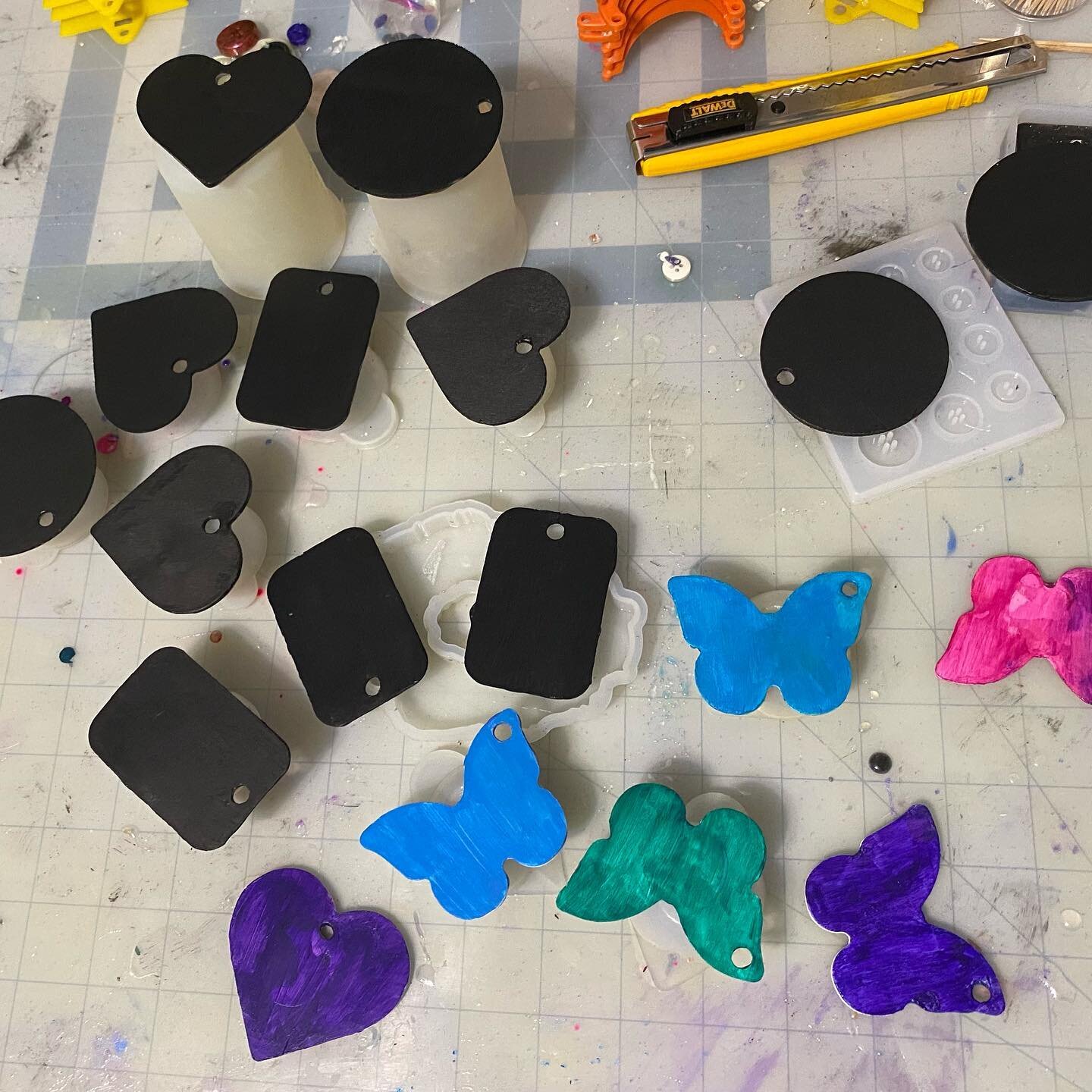 So many projects to finish. 😳The black ones are done. The colorful ones are not. 

#navigatorscrafting #keychains #etsy