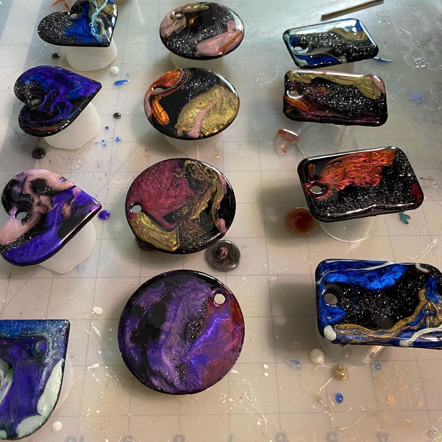 Space/galaxyesque keychains will be available soon!
🪐🔭
#navigatorscrafting #etsy #resin #galaxy #space #totalboat #makersgonnamake #blackdiamondpigments