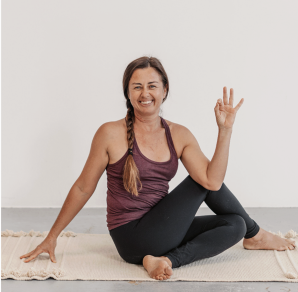 200hr yoga teacher training teacher Melissa Llewelyn practices meditation on the Gold Coast