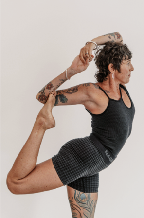 200hr yoga teacher training teacher Melissa Llewelyn practices meditation on the Gold Coast
