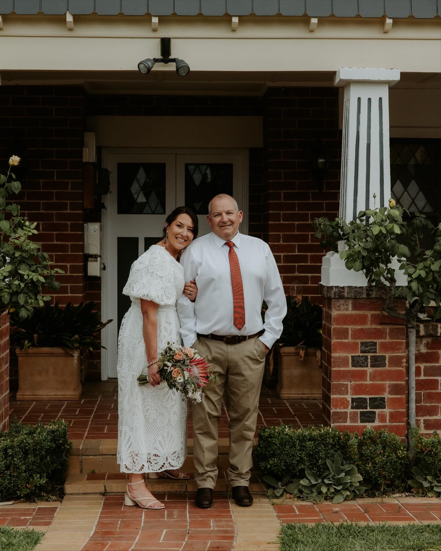 I was let in on the sweetest little secret on Saturday. Donna and Simon chose to elope at home,  just the two of them, their beautiful kids, and their fur baby Tilly, who proudly walked with them to the backyard for the ceremony.
They helped each oth