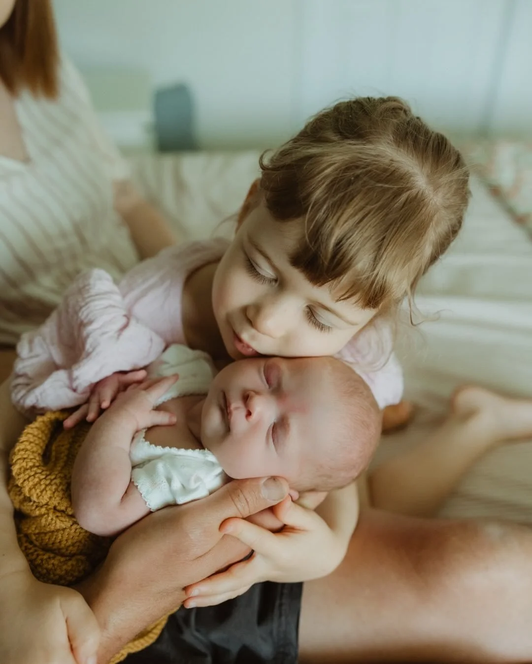 So teeny tiny and oh-so loved. Little Betty and her proud big sister Winnie absolutely melted me today. Another beautiful milestone for the Mapletoft family, and I feel so lucky to be the one capturing it. #lisanardellafamilies