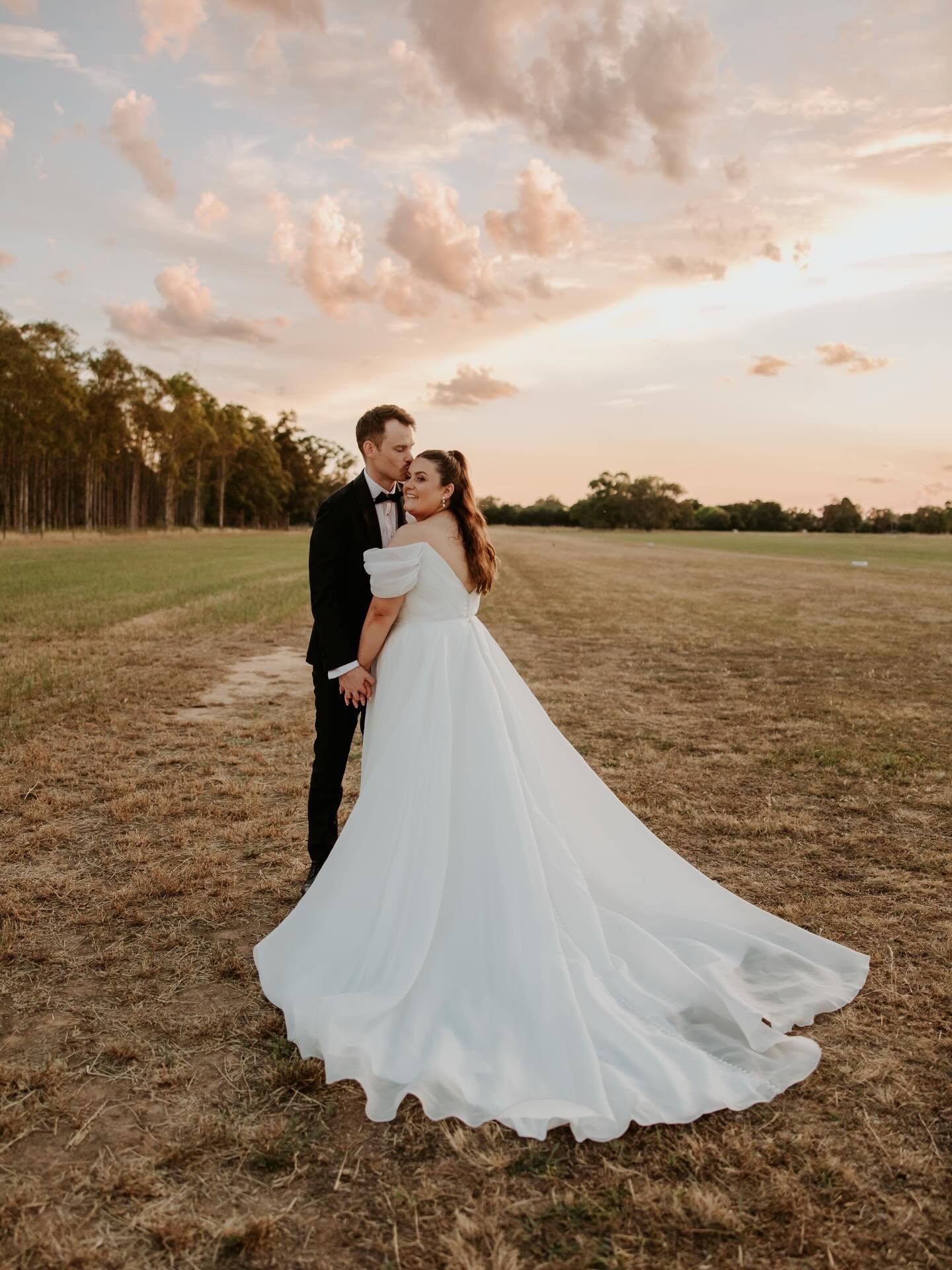 What a way to finish my last wedding of 2025 ✨
Matthew and Fallon tied the knot under the big oak tree at Brown Brothers Winery, followed by a packed dance floor, endless fun, and an unforgettable sunset.
So much love for these two. #lisanardellawedd