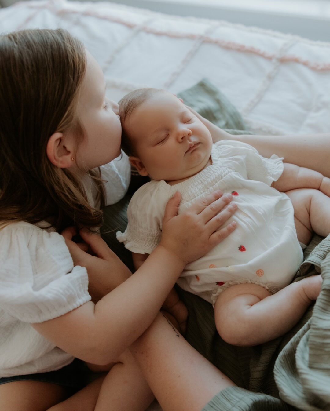 Baby Lettie and her doting big sister Wren 🤍
After a couple of reschedules, this session was absolutely worth the wait. At 8 weeks old, Lettie was a little gem, and I&rsquo;m always so grateful for returning families who trust me to capture their me